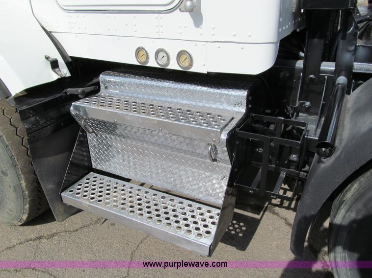 image for item A7507 2004 Kenworth T800B Super 18 dump truck