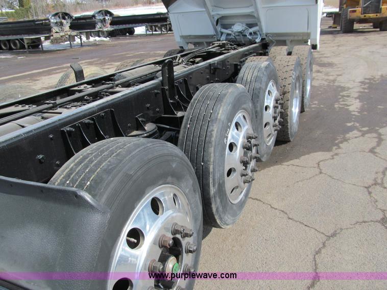 image for item A7507 2004 Kenworth T800B Super 18 dump truck