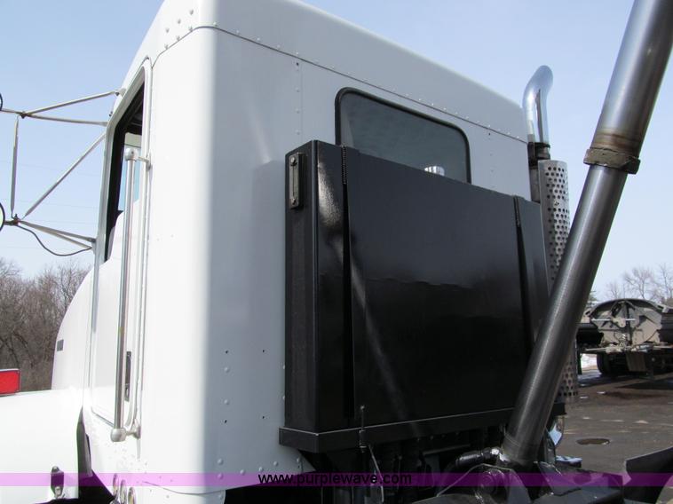 image for item A7507 2004 Kenworth T800B Super 18 dump truck