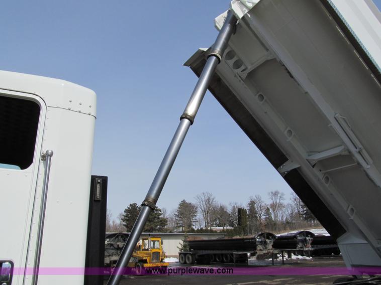 image for item A7507 2004 Kenworth T800B Super 18 dump truck