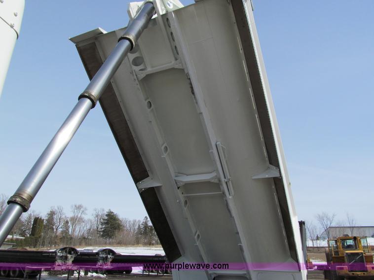 image for item A7507 2004 Kenworth T800B Super 18 dump truck