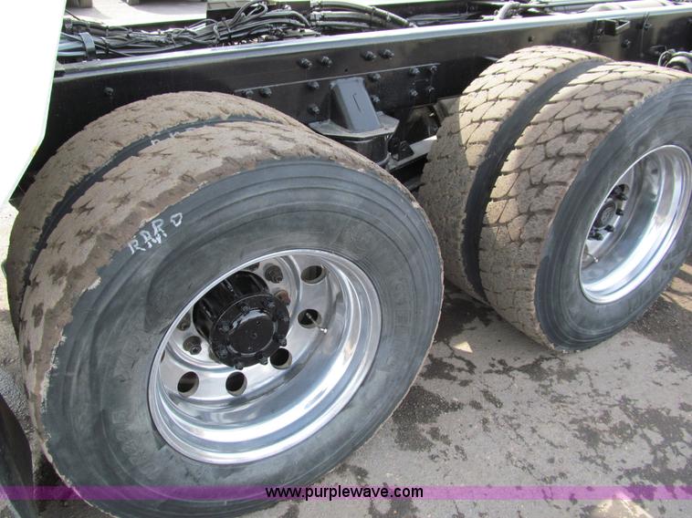 image for item A7507 2004 Kenworth T800B Super 18 dump truck