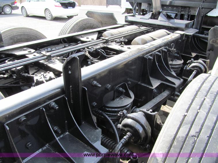 image for item A7507 2004 Kenworth T800B Super 18 dump truck