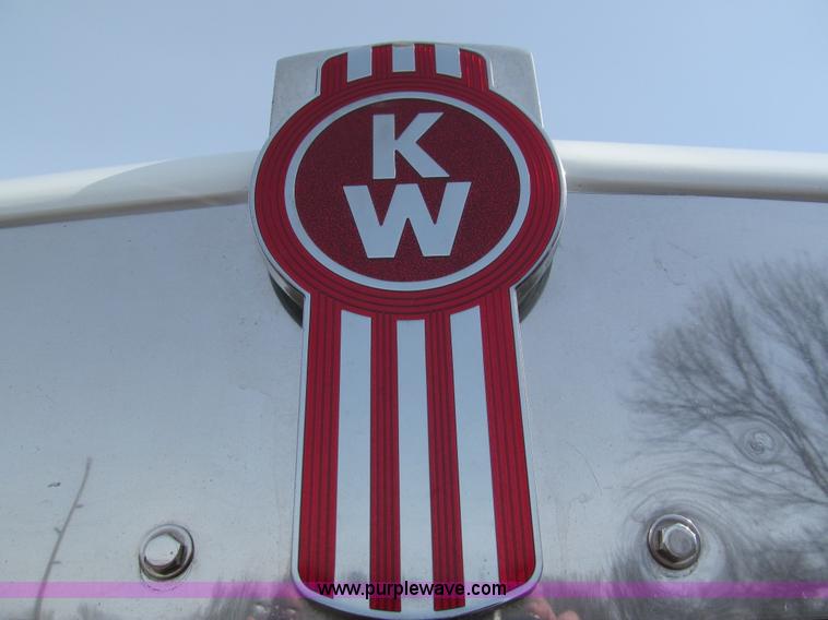 image for item A7507 2004 Kenworth T800B Super 18 dump truck