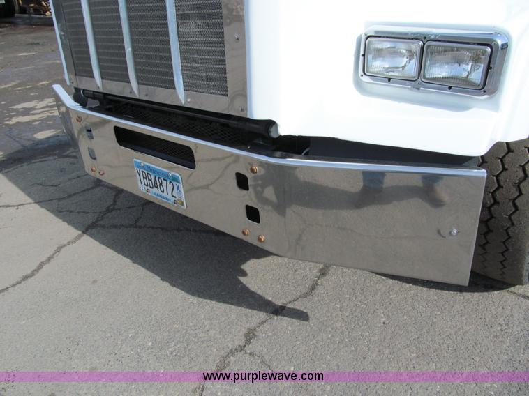 image for item A7507 2004 Kenworth T800B Super 18 dump truck