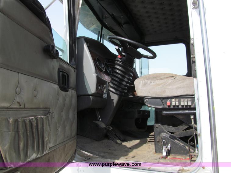 image for item A7507 2004 Kenworth T800B Super 18 dump truck