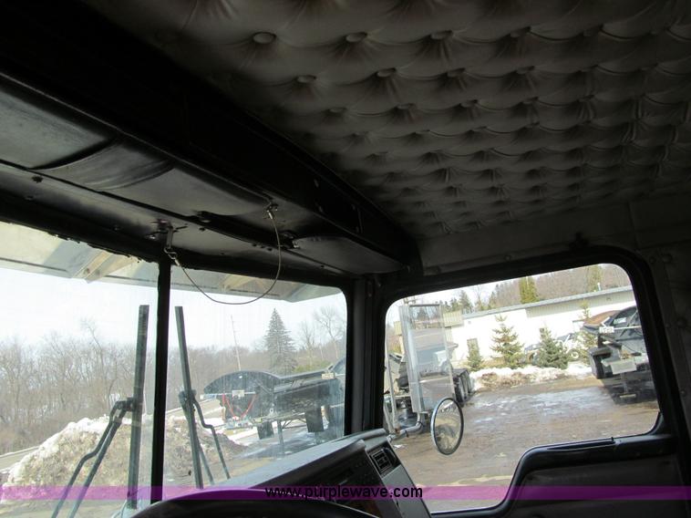 image for item A7507 2004 Kenworth T800B Super 18 dump truck