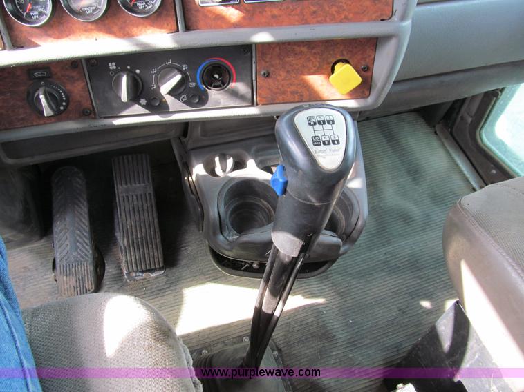 image for item A7507 2004 Kenworth T800B Super 18 dump truck