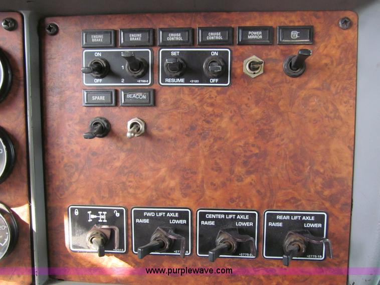 image for item A7507 2004 Kenworth T800B Super 18 dump truck