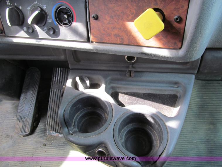 image for item A7507 2004 Kenworth T800B Super 18 dump truck