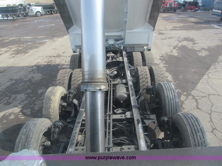 image for item A7507 2004 Kenworth T800B Super 18 dump truck