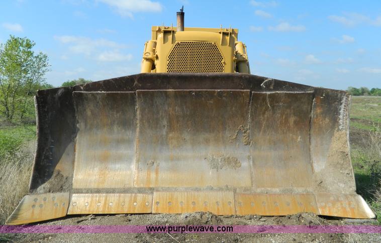 image for item B3621 Caterpillar D9 dozer