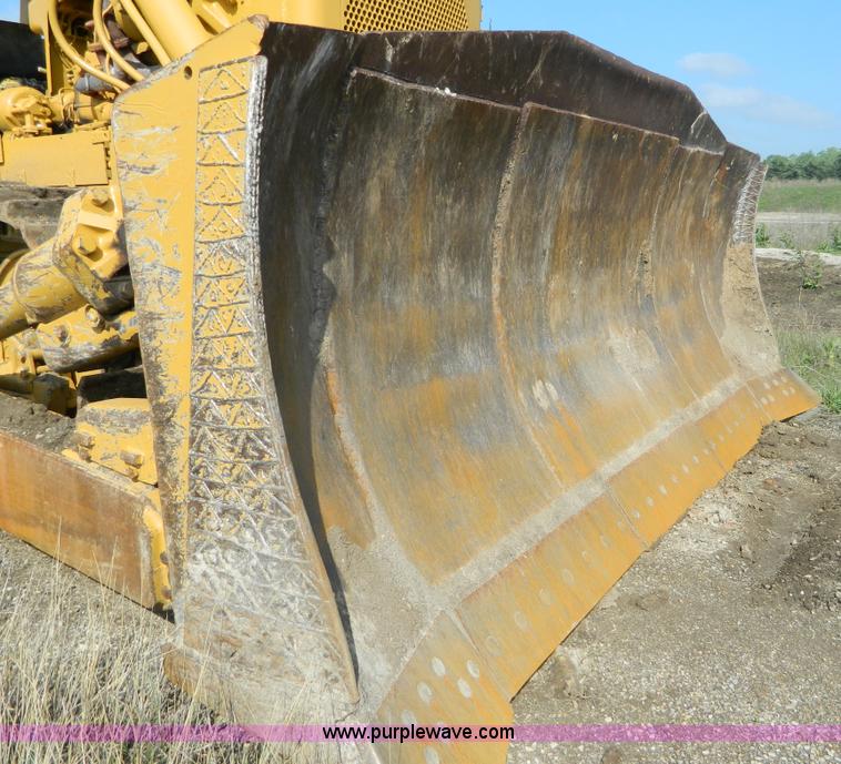 image for item B3621 Caterpillar D9 dozer