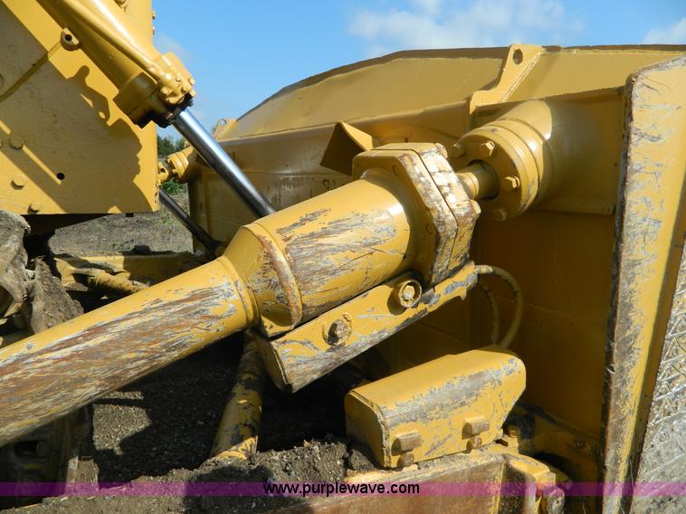image for item B3621 Caterpillar D9 dozer