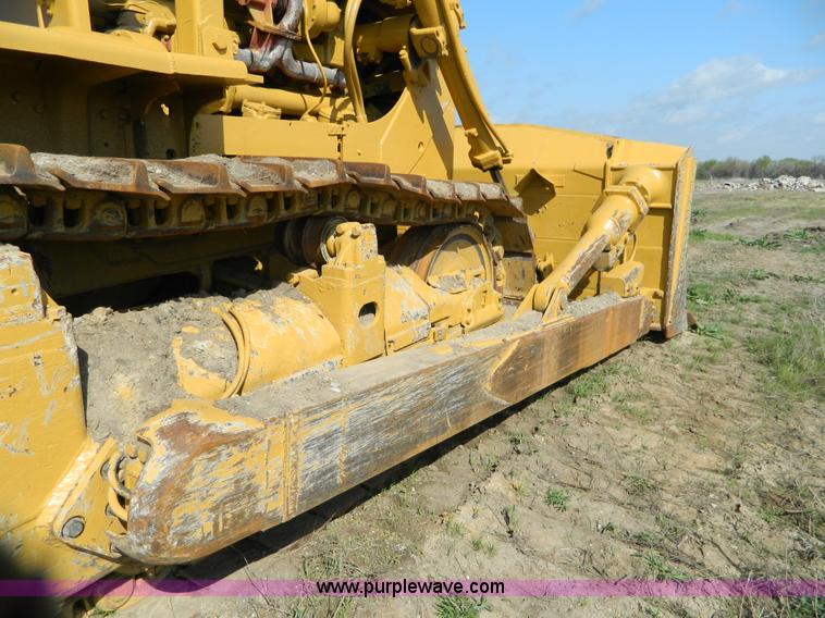 image for item B3621 Caterpillar D9 dozer