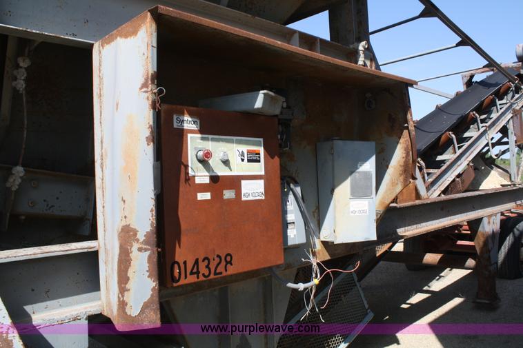 image for item B6541 Portable bin with mechanical feeder