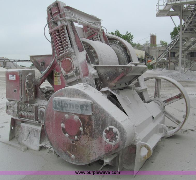 image for item D3176 1973 Pioneer 4030 triple roll crusher