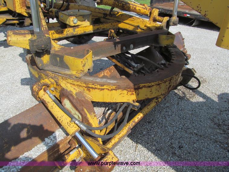 image for item D3181 1971 John Deere 570 motor grader