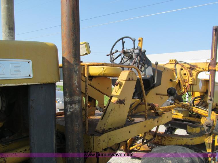 image for item D3181 1971 John Deere 570 motor grader