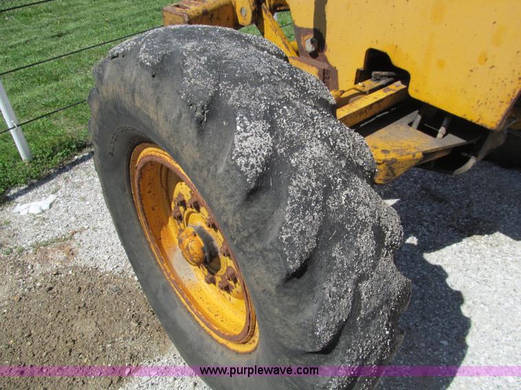 image for item D3181 1971 John Deere 570 motor grader