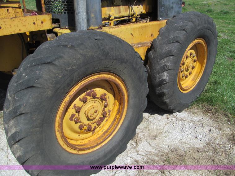 image for item D3181 1971 John Deere 570 motor grader