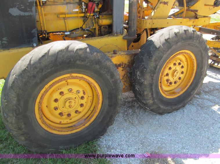 image for item D3181 1971 John Deere 570 motor grader