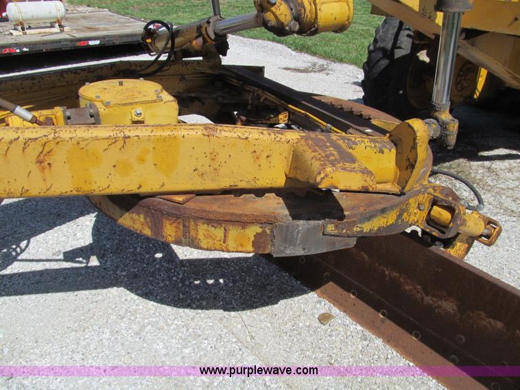 image for item D3181 1971 John Deere 570 motor grader