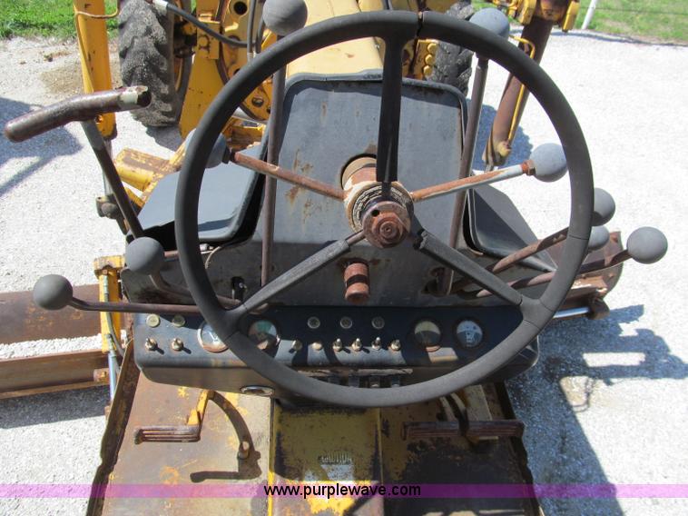 image for item D3181 1971 John Deere 570 motor grader