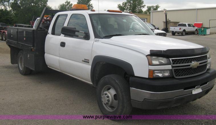 image for item A6304 2005 Chevrolet Silverado C3500 extended cab pickup truck