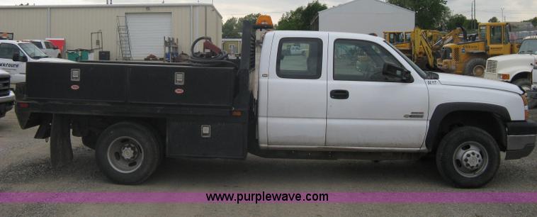 image for item A6304 2005 Chevrolet Silverado C3500 extended cab pickup truck