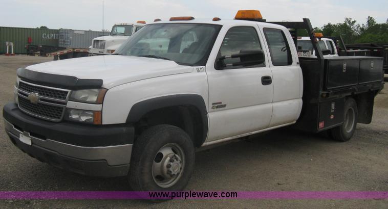 image for item A6304 2005 Chevrolet Silverado C3500 extended cab pickup truck