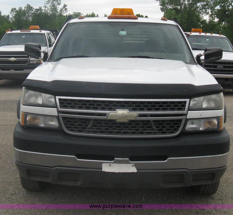 image for item A6304 2005 Chevrolet Silverado C3500 extended cab pickup truck