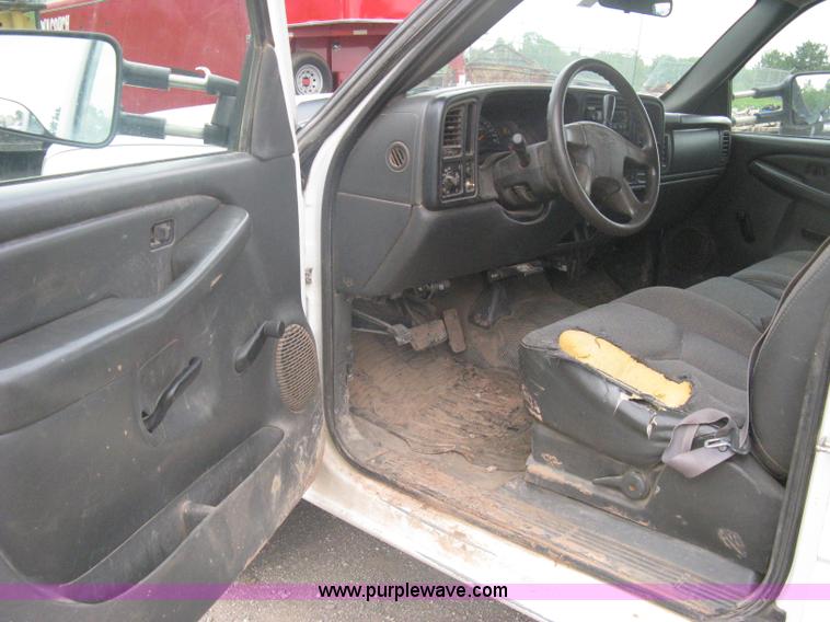 image for item A6304 2005 Chevrolet Silverado C3500 extended cab pickup truck