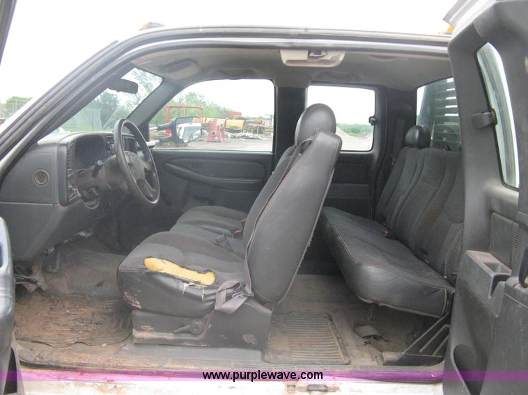 image for item A6304 2005 Chevrolet Silverado C3500 extended cab pickup truck