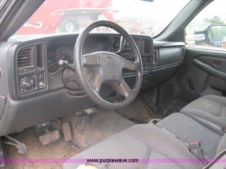 image for item A6304 2005 Chevrolet Silverado C3500 extended cab pickup truck