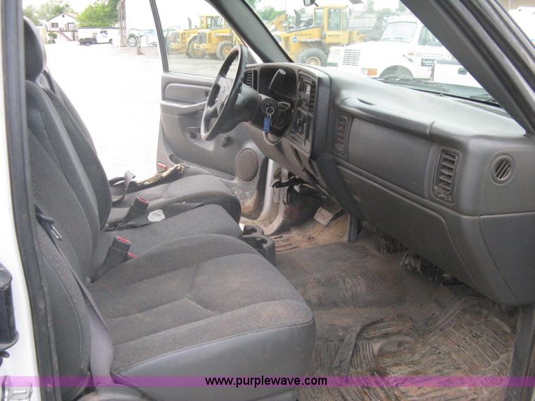 image for item A6304 2005 Chevrolet Silverado C3500 extended cab pickup truck