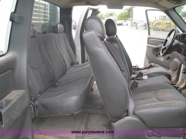 image for item A6304 2005 Chevrolet Silverado C3500 extended cab pickup truck