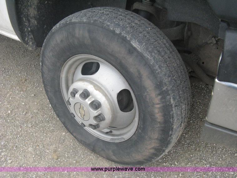 image for item A6304 2005 Chevrolet Silverado C3500 extended cab pickup truck