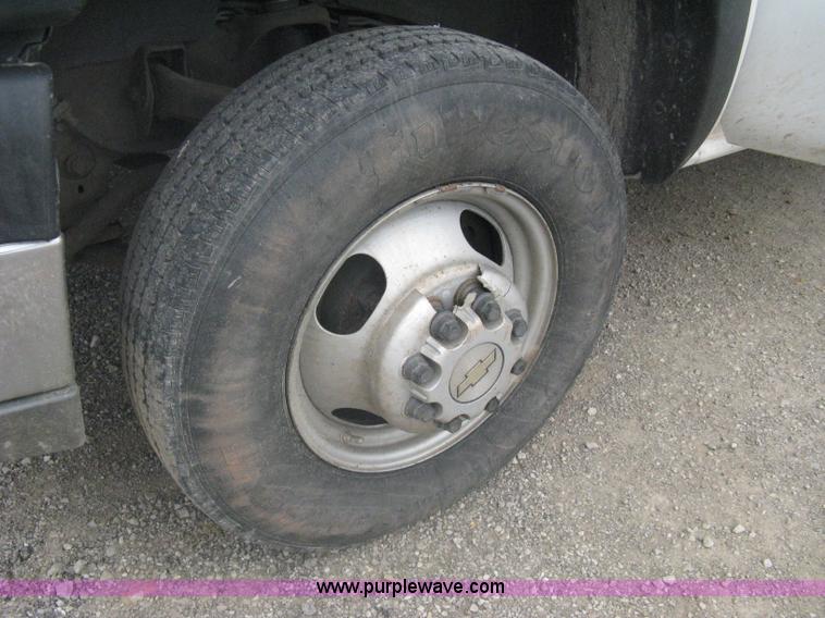 image for item A6304 2005 Chevrolet Silverado C3500 extended cab pickup truck