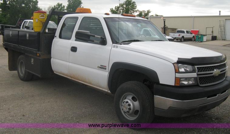 image for item A6305 2005 Chevrolet Silverado C3500 extended cab pickup truck