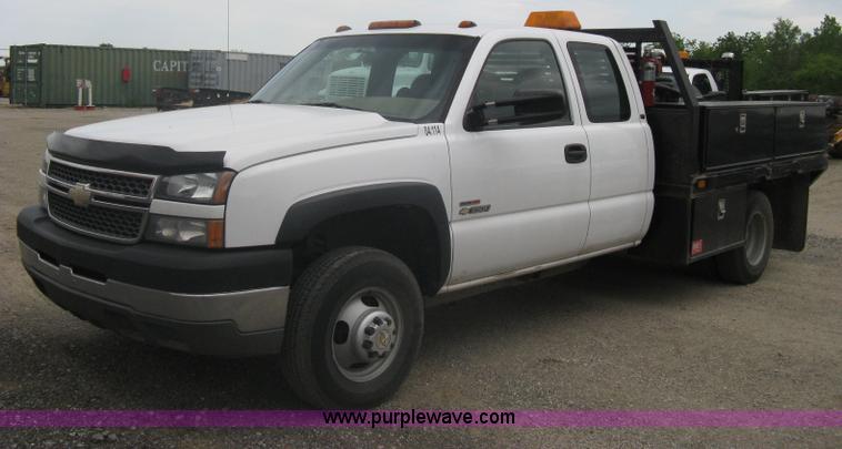 image for item A6305 2005 Chevrolet Silverado C3500 extended cab pickup truck