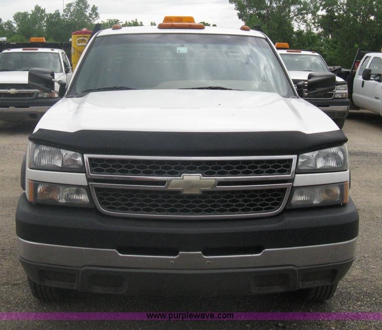 image for item A6305 2005 Chevrolet Silverado C3500 extended cab pickup truck