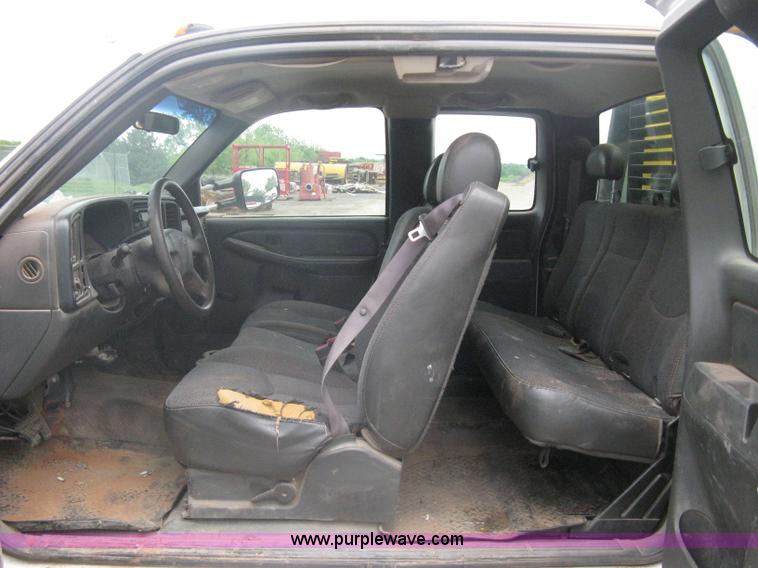 image for item A6305 2005 Chevrolet Silverado C3500 extended cab pickup truck