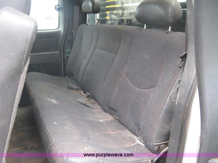 image for item A6305 2005 Chevrolet Silverado C3500 extended cab pickup truck