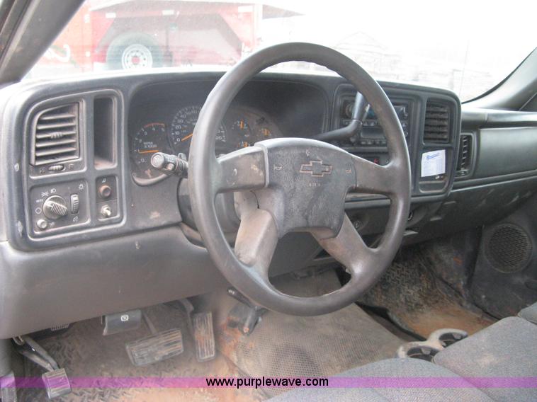 image for item A6305 2005 Chevrolet Silverado C3500 extended cab pickup truck