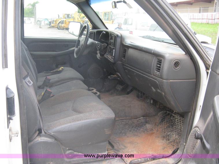 image for item A6305 2005 Chevrolet Silverado C3500 extended cab pickup truck