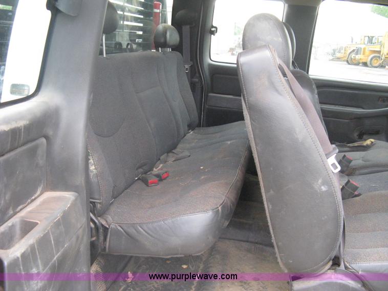 image for item A6305 2005 Chevrolet Silverado C3500 extended cab pickup truck