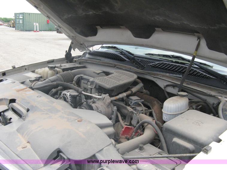 image for item A6305 2005 Chevrolet Silverado C3500 extended cab pickup truck