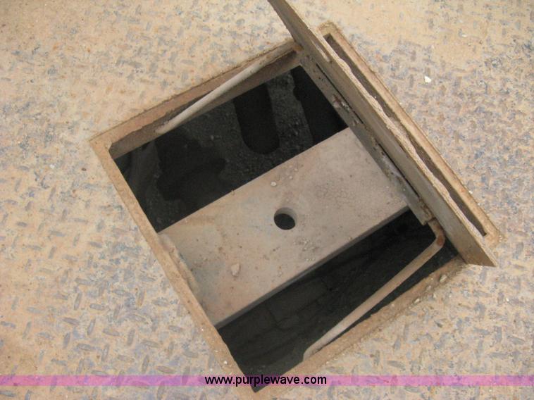 image for item A6305 2005 Chevrolet Silverado C3500 extended cab pickup truck