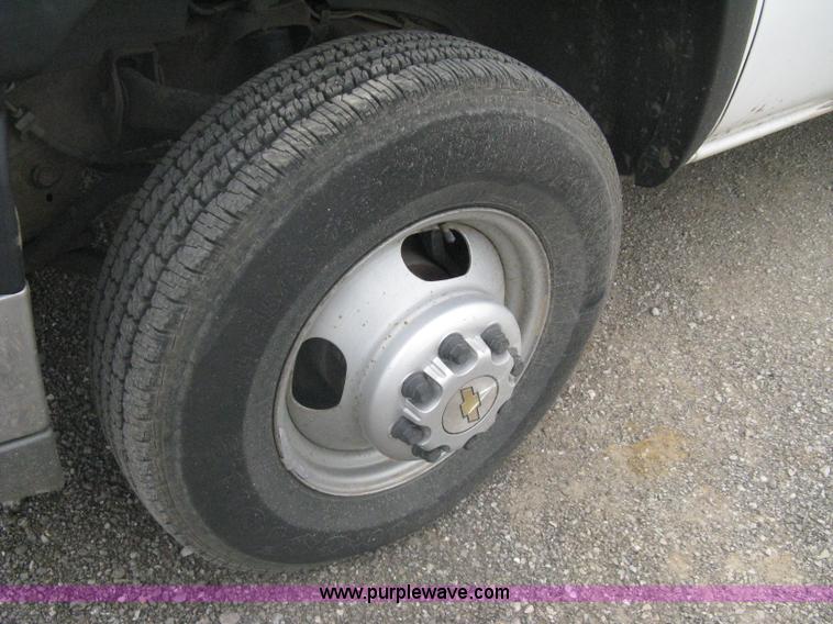 image for item A6305 2005 Chevrolet Silverado C3500 extended cab pickup truck